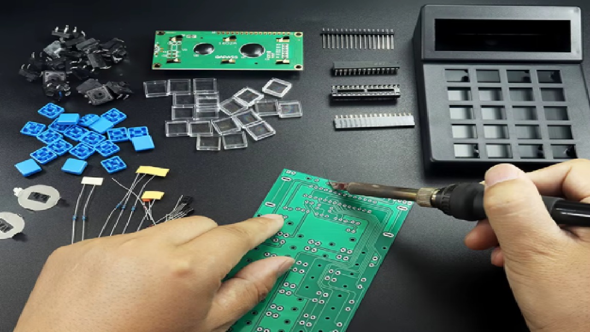 Schéma d'un circuit électronique représentant un objet connecté géré par un microcontrôleur